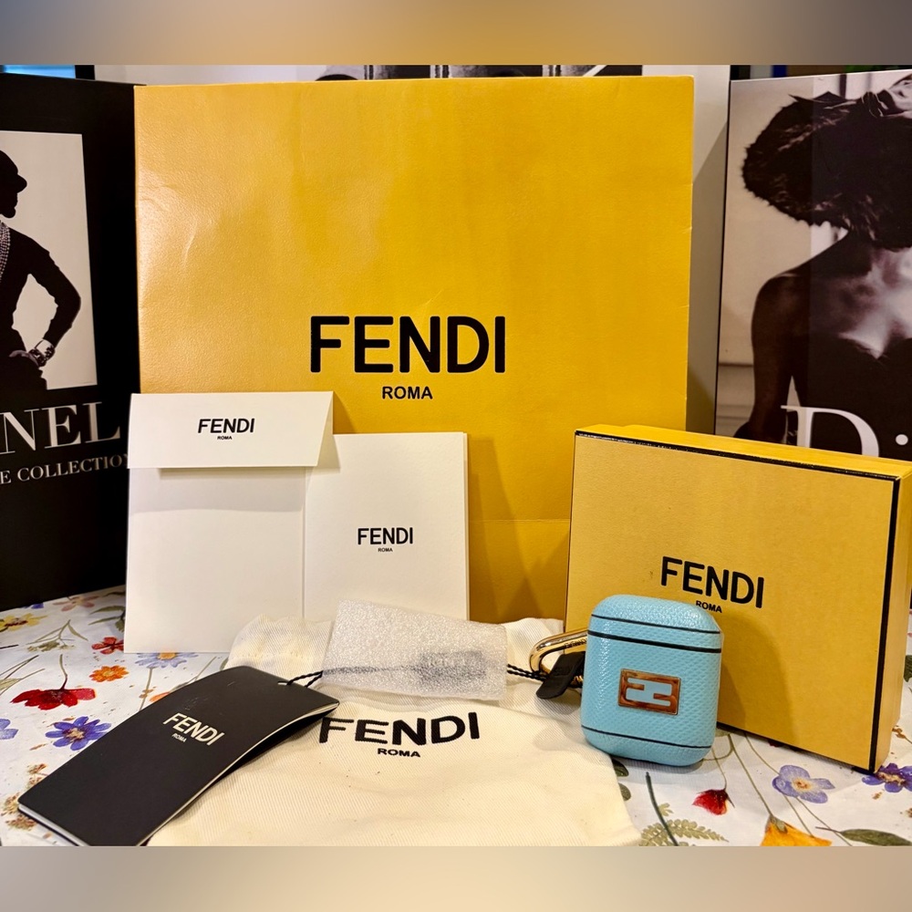 NEW FENDI Sky Blue Leather Air Pods Case w/Gold Hardware - Full Inclusion
Unisex